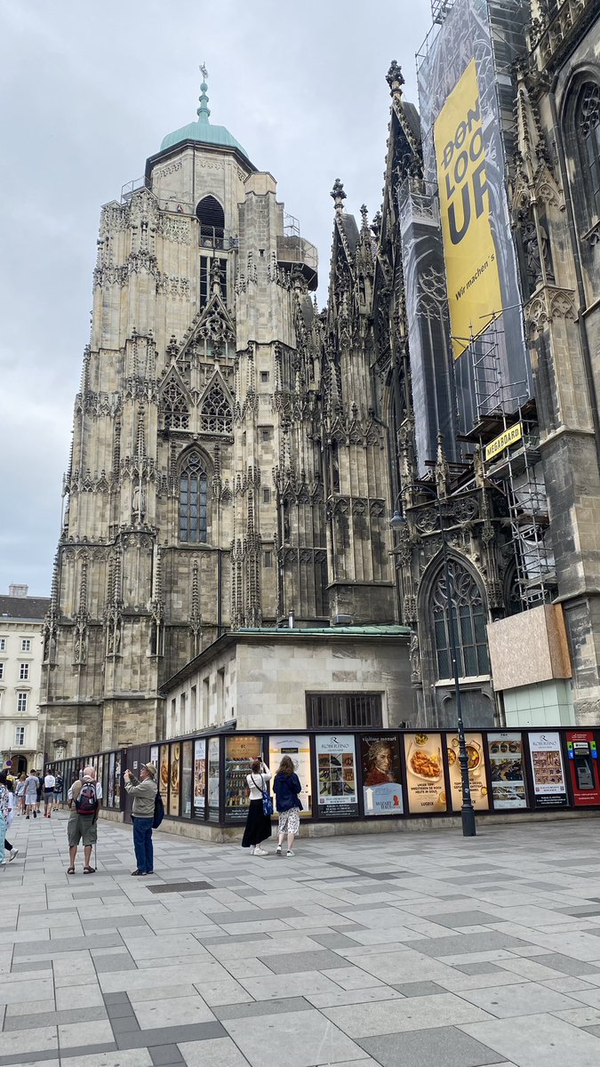 ساحة ستيفن بلاتز في فيينا 

#النمسا #كابرون #زيلامسي