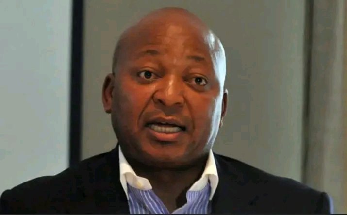 PatrioticMedia1's tweet photo. KUNENE KICKS ZIMBABWEAN'S ASS
#CoJ's MMC for Roads and Transport, Kenny Kunene closed down an illegal Zimbabwean bus rank in Johannesburg today. The rank is said to be owned by a feared Zimbabwean multi millionaire who  run hijacked buildings. Several buses were also impounded. https://t.co/AtGtjMgkjI