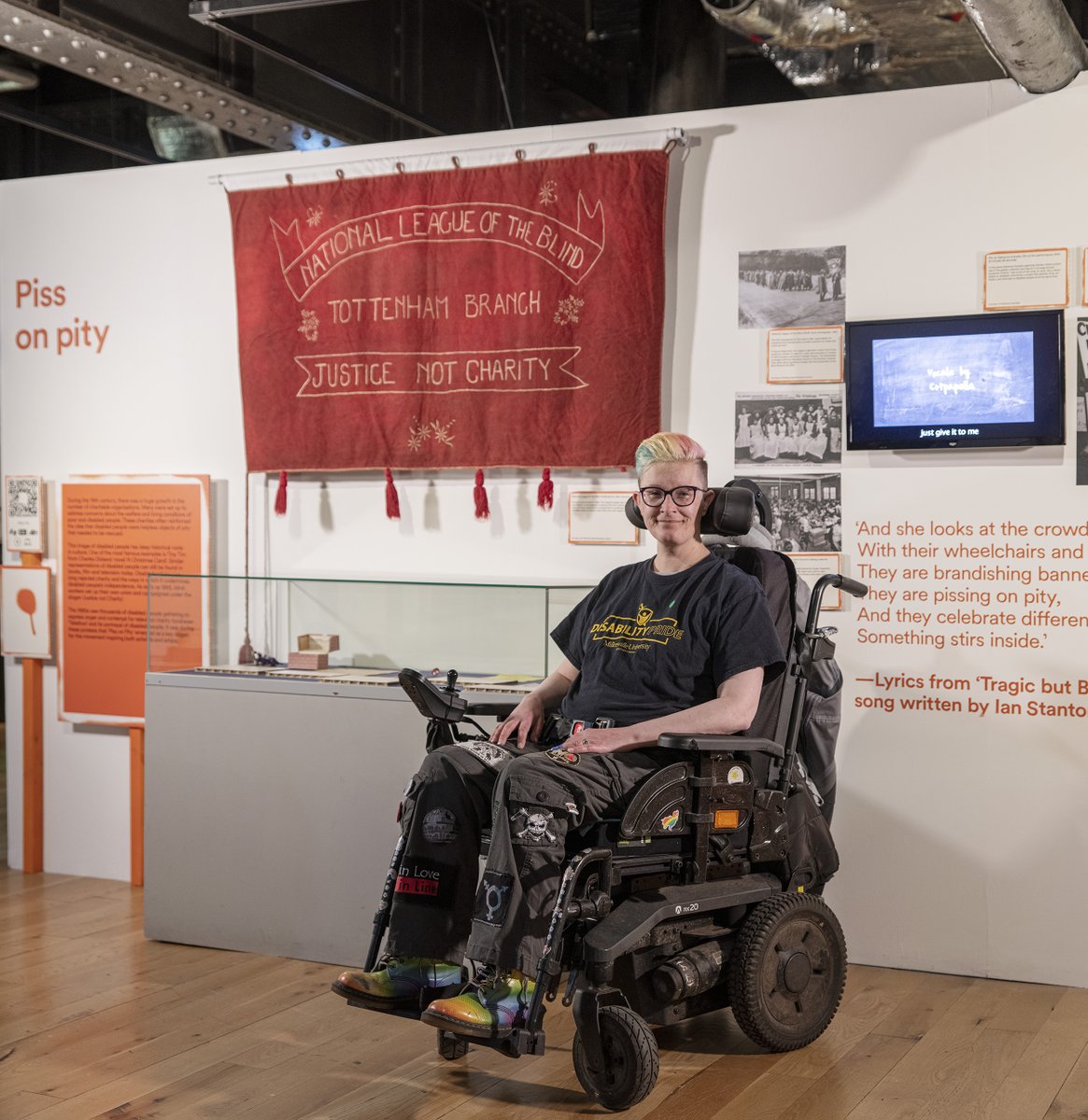 We'll be @ @PHMMcr for #NothingAboutUsWithoutUs summer celebration today.
@missdennisqueen in conversation w/ Michelle Daley (@ALLFIEUK + #DisabledBlackLivesMatter) + Martin Pagel
Info stall w/ current campaigns + @DPA_GMCDP 
+lots more
12-4pm, drop in, #BSL interpreters, age 12+