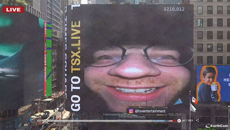 ExerpasCS's tweet photo. Watching ohnePixel over at Times Square https://t.co/eoqThghfPO