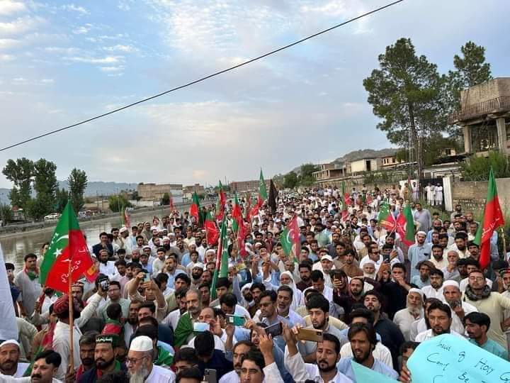 Hammad9787's tweet photo. ملاکنڈ: تحصیل بٹ خیلہ میں پریس کلب  کے باہر چیئرمین عمران خان کی کال پر سویڈن میں قرآن پاک کی بے حرمتی کے خلاف احتجاج جاری۔

#قران_کی_بےحرمتی_نامنظور 
#PTIProtestOnFriday https://t.co/75pcHmXqlc