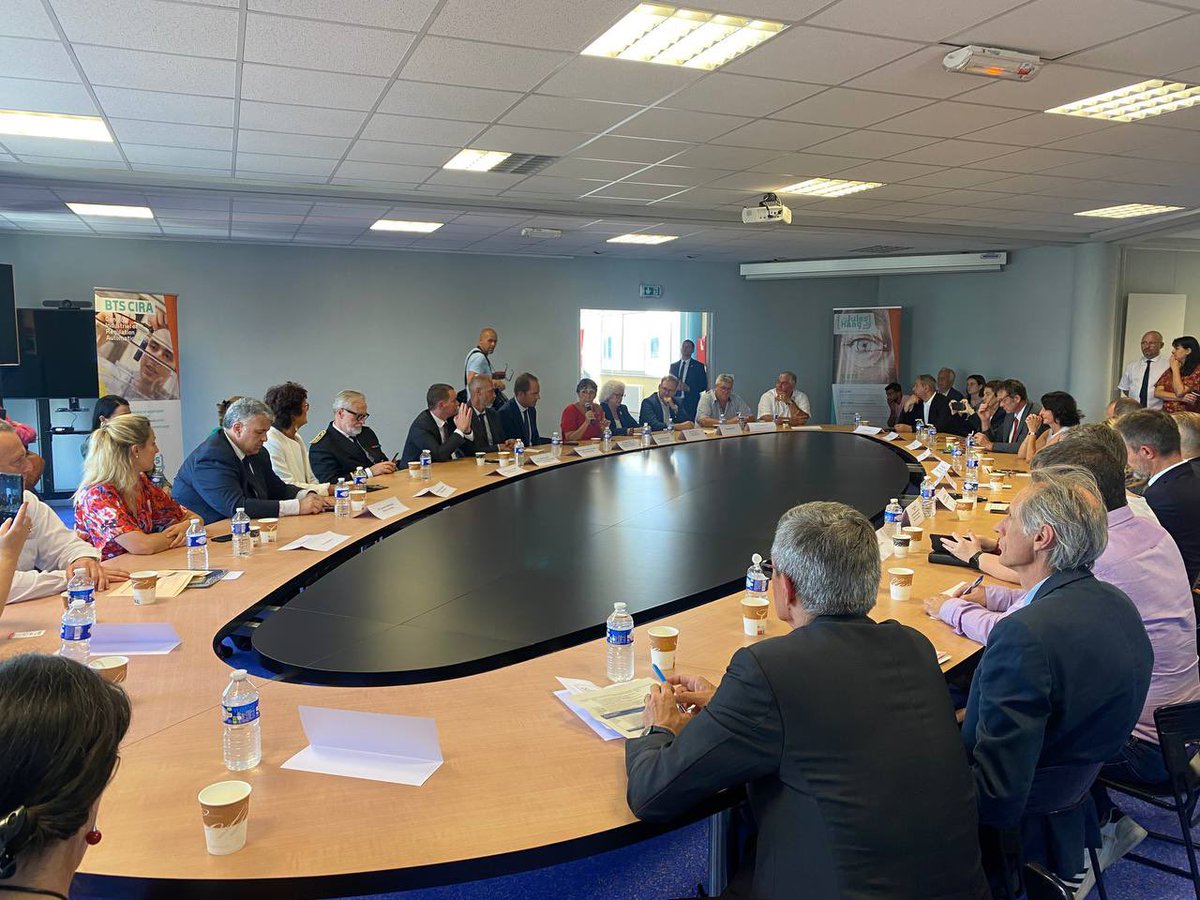 olivierdussopt's tweet photo. 🇫🇷📍🤝 Signature d'un protocole d'accord entre l'Etat, la région Bourgogne Franche-Comté et @pole_emploi pour préfigurer la mise en place de #FranceTravail
1️⃣ mieux former les plus éloignés de l'emploi
2️⃣ mieux aider les entreprises à recruter
3️⃣ mieux partager les informations. https://t.co/J7rKwAFOTG