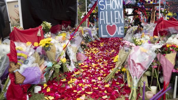 Grav1's tweet photo. “Trying to make sense of a senseless situation”: An updated look at life in North Texas and beyond as people continue to grapple with the consequences from the #AllenPremiumOutlets mall shooting. @ByAriaJones has the story.
#MassShootings #DFWcrime
https://t.co/ljgswYna9f https://t.co/iibuSTeiI3