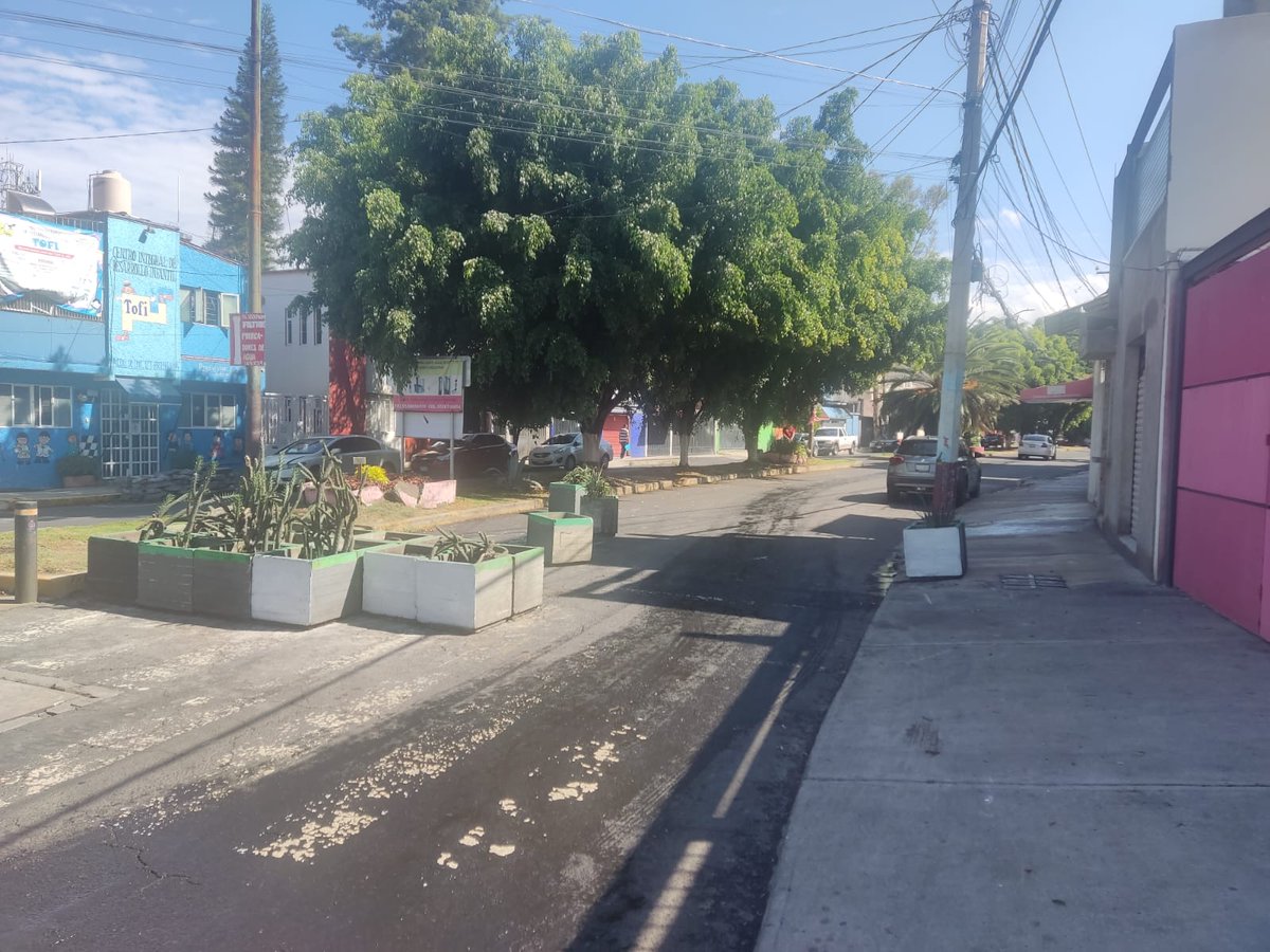 BetooDelaRosa's tweet photo. @Alc_Iztapalapa @ClaraBrugadaM @martibatres solicito de su amable antencion ya que la noche del 6 de julio, los macetones que estaban del lado de lomas estrella 1ra seccion han sido cambiados de lugar a la calle de antioquia y nimes, provocando caos y accidentes viales (1/3) cont https://t.co/Rv5XMEMjqh