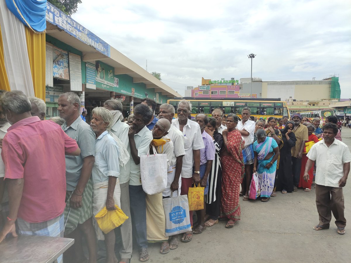 Apjfutureindia's tweet photo. ஆற்காட்டில் தோனி பிறந்தநாளை முன்னிட்டு மரக்கன்றுகள் மற்றும் அன்னதானம் வழங்கப்பட்டது
Dhoni Birthday Distributed Saplings and Food Donations in ARCOT @msdhoni.
#birthday #msdhoni #msdhoni7781 #msdhoni07 #msdhonitheuntoldstory 
#msdhonibirthday #msdhonifans 
#msdhoniyouthclub https://t.co/duKVXxZQx2