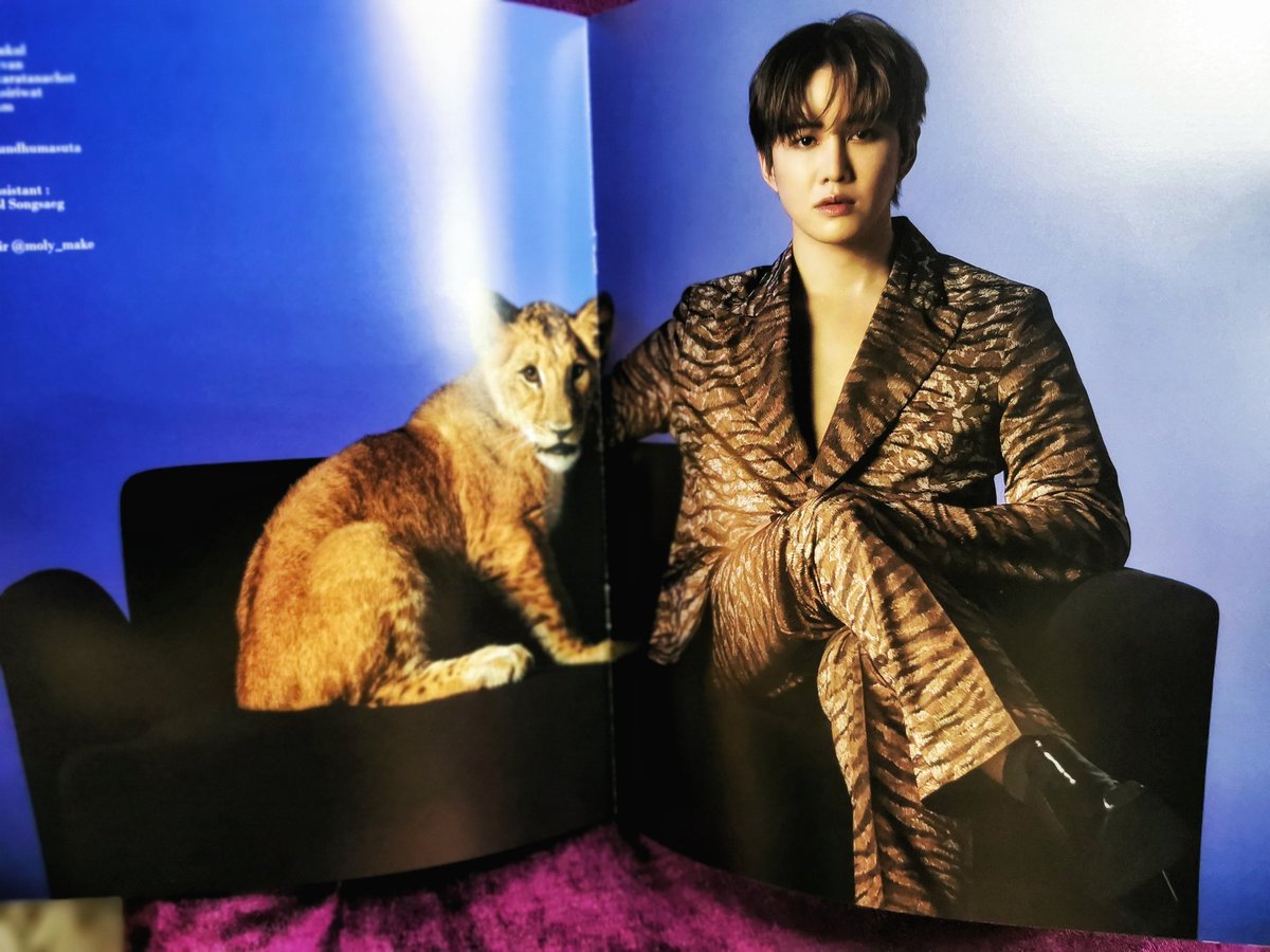 LesiaonaCourtly's tweet photo. ในที่สุดก็ได้รับหนังสือแล้วค่ะ หลังจากที่รอจนลืม😅 ประทับใจมากค่ะ🥰 ภาพสวยมากๆเลย จริงๆแล้วนี่คือการซื้อหนังสือที่มีรูปพี่ไมค์ขึ้นปกในรอบหลายสิบปีเลยนะสำหรับเรา555!🧛🖤✨ #m1keangelo#mikeangelo#mikepirath #feellikelion #pethipster #mikedangelo #mikepirathnitipaisankul https://t.co/m4ylTxdxvK