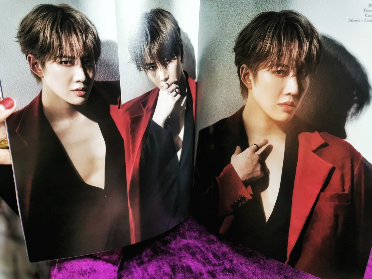 LesiaonaCourtly's tweet photo. ในที่สุดก็ได้รับหนังสือแล้วค่ะ หลังจากที่รอจนลืม😅 ประทับใจมากค่ะ🥰 ภาพสวยมากๆเลย จริงๆแล้วนี่คือการซื้อหนังสือที่มีรูปพี่ไมค์ขึ้นปกในรอบหลายสิบปีเลยนะสำหรับเรา555!🧛🖤✨ #m1keangelo#mikeangelo#mikepirath #feellikelion #pethipster #mikedangelo #mikepirathnitipaisankul https://t.co/m4ylTxdxvK