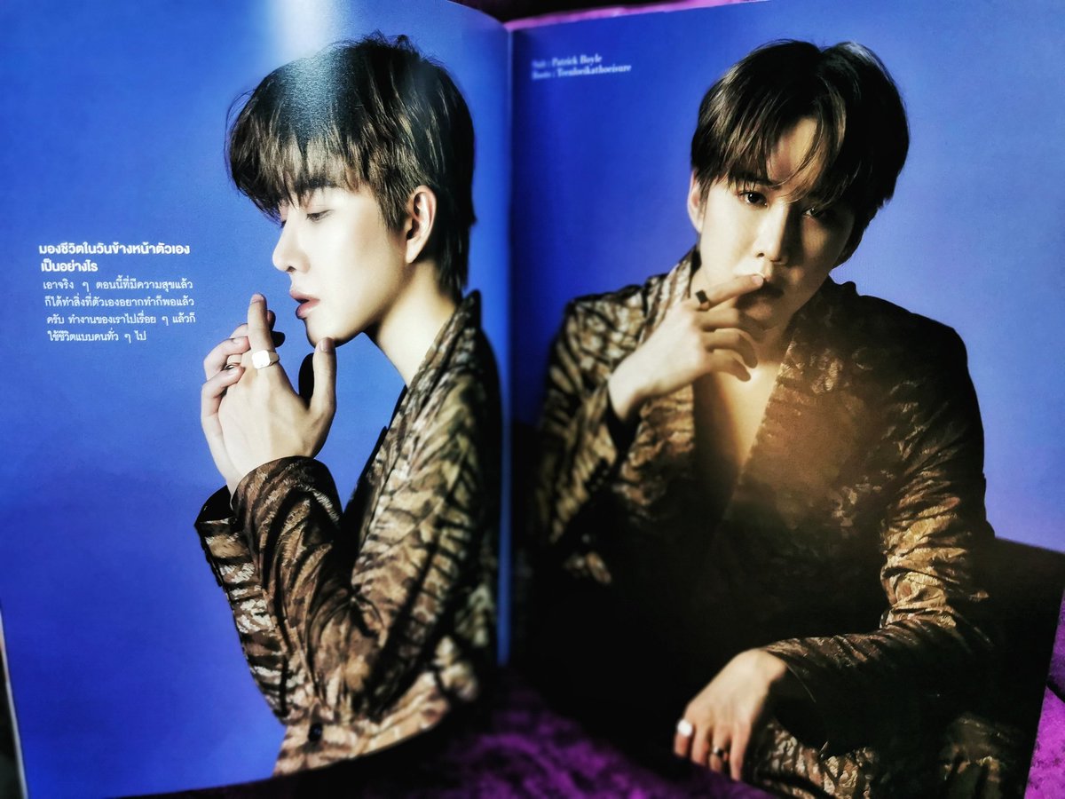 LesiaonaCourtly's tweet photo. ในที่สุดก็ได้รับหนังสือแล้วค่ะ หลังจากที่รอจนลืม😅 ประทับใจมากค่ะ🥰 ภาพสวยมากๆเลย จริงๆแล้วนี่คือการซื้อหนังสือที่มีรูปพี่ไมค์ขึ้นปกในรอบหลายสิบปีเลยนะสำหรับเรา555!🧛🖤✨ #m1keangelo#mikeangelo#mikepirath #feellikelion #pethipster #mikedangelo #mikepirathnitipaisankul https://t.co/m4ylTxdxvK