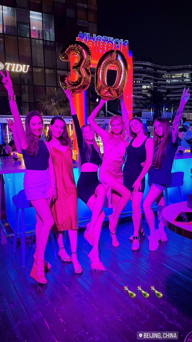 Yuri082468's tweet photo. ま、そんなんしらんけどね、イエェ~イ!wWW🤣 💃🥂🕺
#きょうはなんの日? #peking #sanlitun #yurisnight #weekendalert https://t.co/dTxadynq9F