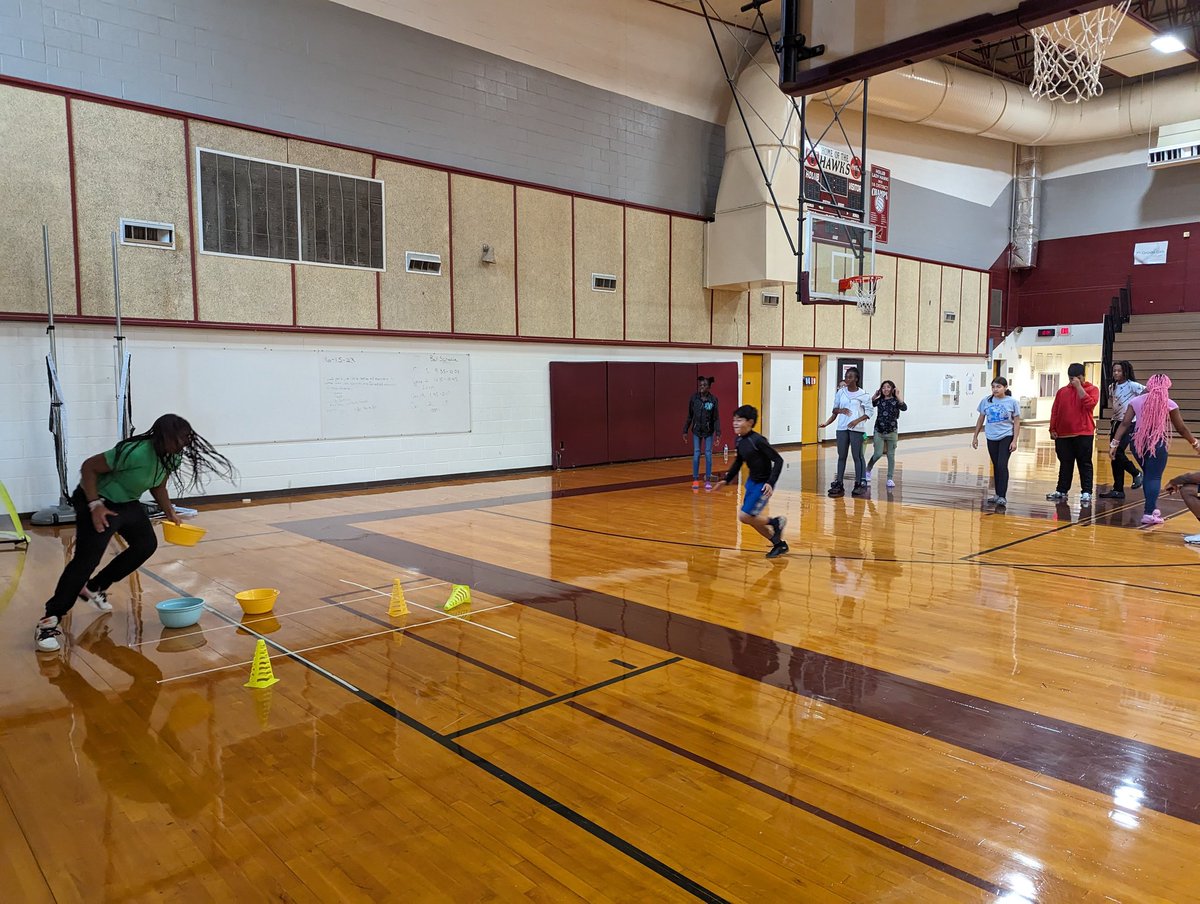 tiec_teachSPED's tweet photo. The game that started a WAR. Tic Tac Toe Relay! @OlleMightyOwls are so competitive at @Olle_CIA  Summer Camp! @Henderson_CIA https://t.co/ffxpYUy8Tm