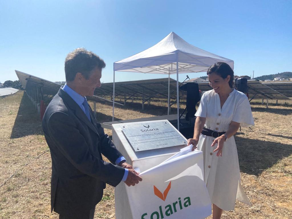 ambiente_pt's tweet photo. A #SEEnC, Ana Fontoura Gouveia, inaugurou a Central Fotovoltaica de Casais da Marmeleira, lote 14 do leilão solar de 2019, a funcionar desde 11/1. Apresentou estratégia para renováveis até 2030 e salientou que 🇵🇹 foi um dos seis países que entregaram, a 30/6, revisão do PNEC à 🇪🇺 https://t.co/MaT9VdhKKv