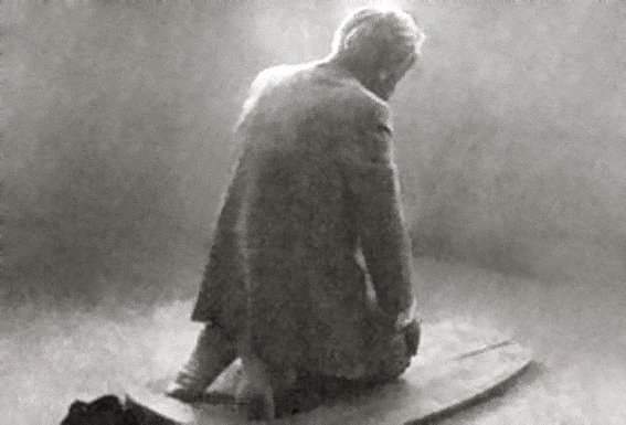 Bu nasıl bir dünyâ, hikâyesi zor; 
Mekânı bir satıh, zamânı vehim. 
Bütün bir kâinat muşamba dekor, 
Bütün bir insanlık yalana teslim...

| Necip Fazıl