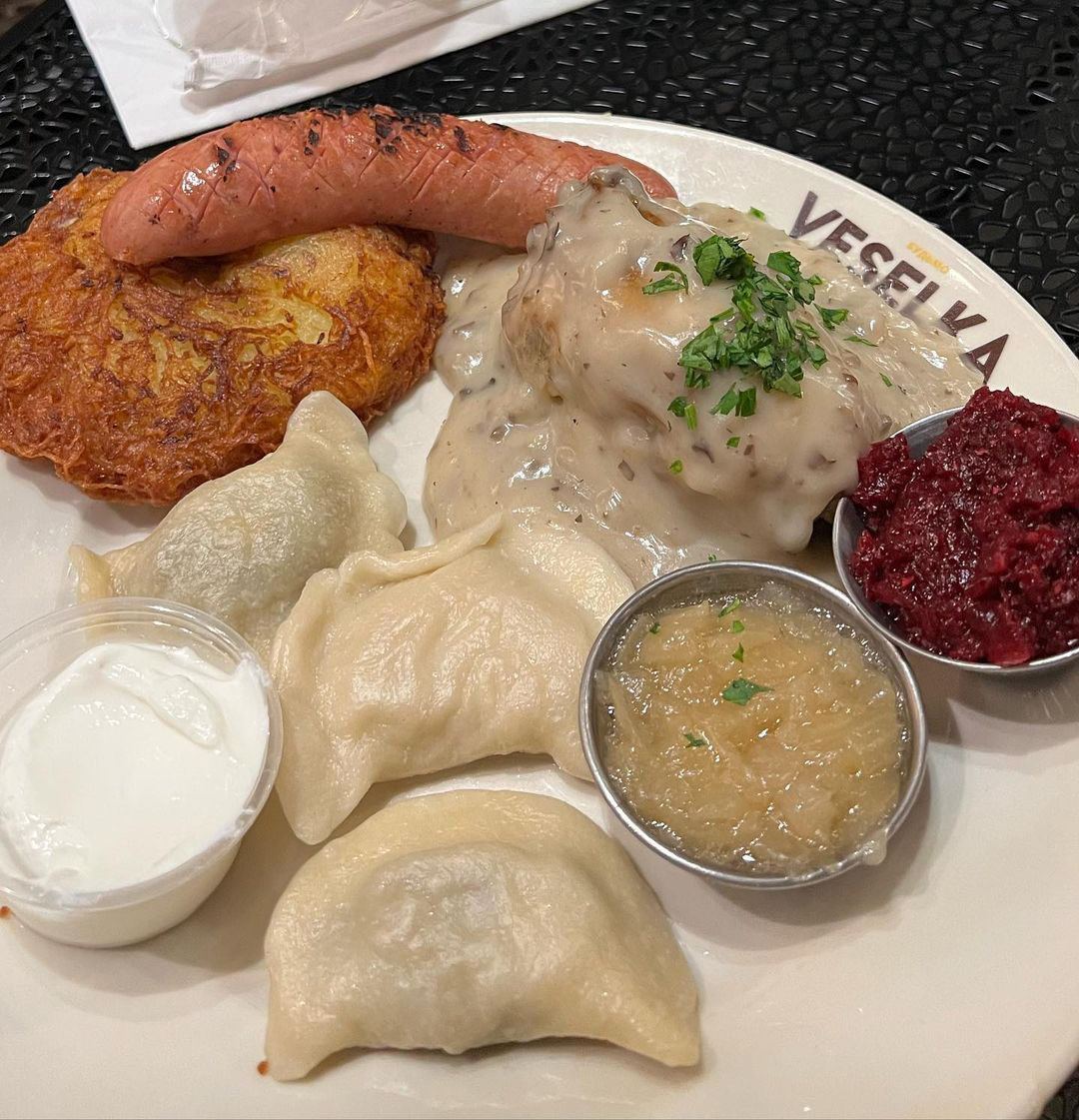 veselkanyc's tweet photo. #repost @dalejbeaumont
Classic Ukrainian Food in #nyc @veselkanyc πΊπ¦ππ
#varenyky #keilbasa #lates #honeycake #medovyk
#veslkanyc #eastvillagenyc #littleukraine
#standwithukraine https://t.co/YMlEvtAhhP