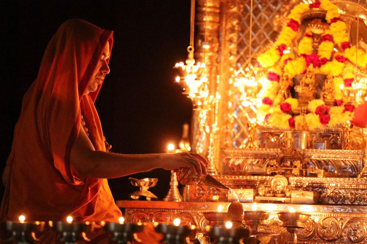 WithSriSri's tweet photo. ✨ ಅಗಸ್ತ್ಯ ಮುನಿ ಪೂಜಿತ ~ ವರದಮುನಿ ಪ್ರದತ್ತ ~ ಆದಿಗುರುಶಂಕರಾಚಾರ್ಯರಿಂದ ಸ್ತುತಿಸಲ್ಪಟ್ಟ ಸಪರಿವಾರ ಸೀತಾರಾಮಚಂದ್ರ; ಶಂಕರಾಚಾರ್ಯ ಪ್ರದತ್ತ ಅನ್ವರ್ಥ ಚಂದ್ರಮೌಳೀಶ್ವರ ; ರಾಜರಾಜೇಶ್ವರ್ಯಾದಿ ದೇವತಾ ಸಾನ್ನಿಧ್ಯಗಳಿಗೆ ಜಗದ್ಗುರು ಶಂಕರಾಚಾರ್ಯ ಶ್ರೀಶ್ರೀ ರಾಘವೇಶ್ವರ ಭಾರತೀ ಮಹಾಸ್ವಾಮಿಗಳಿಂದ ಸಂಪನ್ನವಾದ ಸಾಯಂ ಪೂಜೆ 🙏✨

@SriSamsthana https://t.co/tLqWrPaV1X