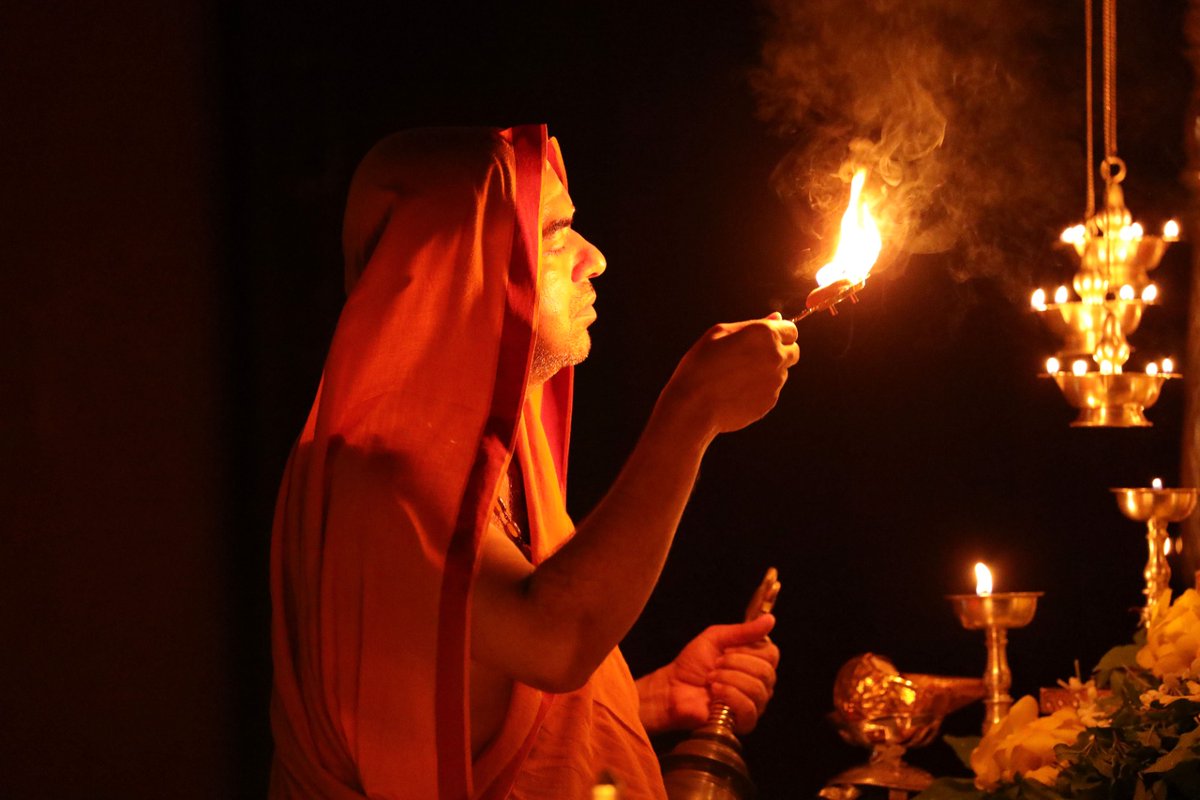 WithSriSri's tweet photo. ✨ ಅಗಸ್ತ್ಯ ಮುನಿ ಪೂಜಿತ ~ ವರದಮುನಿ ಪ್ರದತ್ತ ~ ಆದಿಗುರುಶಂಕರಾಚಾರ್ಯರಿಂದ ಸ್ತುತಿಸಲ್ಪಟ್ಟ ಸಪರಿವಾರ ಸೀತಾರಾಮಚಂದ್ರ; ಶಂಕರಾಚಾರ್ಯ ಪ್ರದತ್ತ ಅನ್ವರ್ಥ ಚಂದ್ರಮೌಳೀಶ್ವರ ; ರಾಜರಾಜೇಶ್ವರ್ಯಾದಿ ದೇವತಾ ಸಾನ್ನಿಧ್ಯಗಳಿಗೆ ಜಗದ್ಗುರು ಶಂಕರಾಚಾರ್ಯ ಶ್ರೀಶ್ರೀ ರಾಘವೇಶ್ವರ ಭಾರತೀ ಮಹಾಸ್ವಾಮಿಗಳಿಂದ ಸಂಪನ್ನವಾದ ಸಾಯಂ ಪೂಜೆ 🙏✨

@SriSamsthana https://t.co/tLqWrPaV1X
