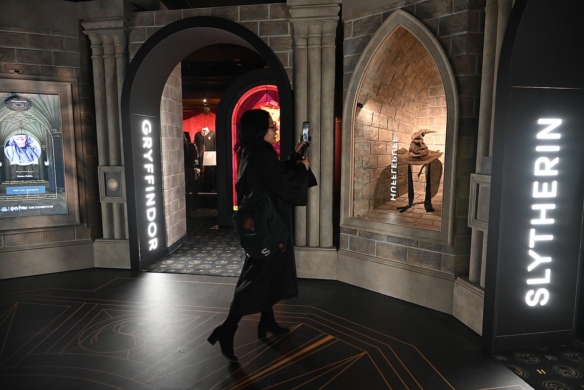 TravelFeatures's tweet photo. #Goingplaces: #Staycation! Immersive World of #HarryPotter Exhibition Enchants #NYC But Only for Limited Time - .@TheIsland360 https://t.co/AtqGR3tyC7 .@NYVisit .@VisitNYCity .@imagineexhibits #NYCattractions .@nyctourism #HarryPotterExhibit #WizardingWorld .@TravMediaUSA .@SATW https://t.co/SKS2bdNjJA