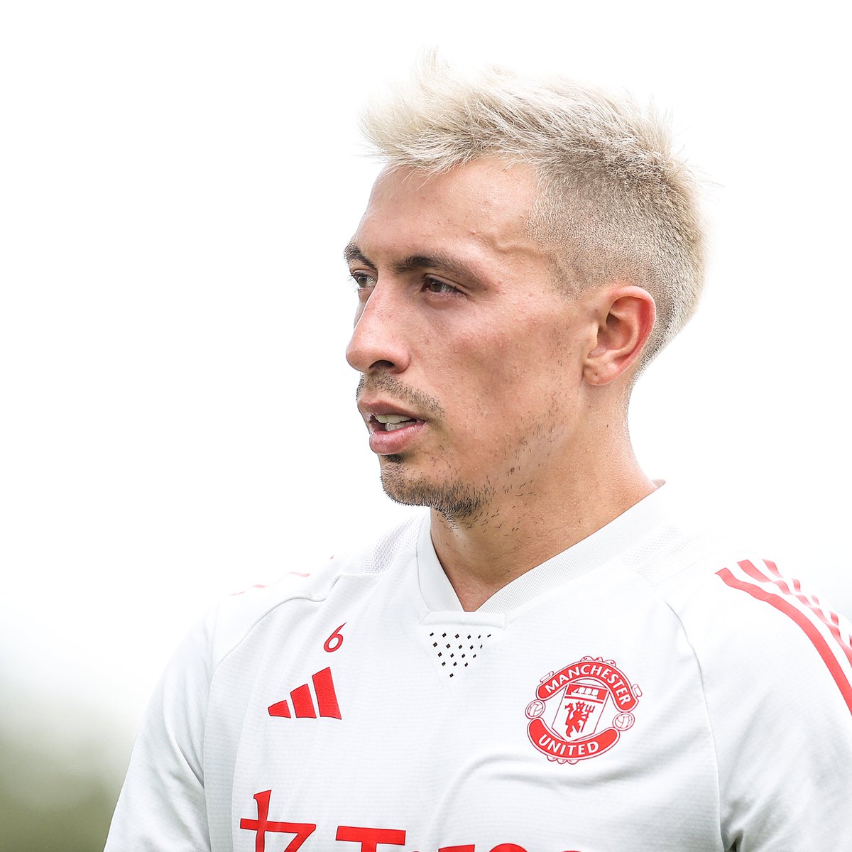SportyBet's tweet photo. Lisandro Martínez has got a new trim ✂️🤩

#FridayVibes #GetSporty https://t.co/h7FmGQxEsC