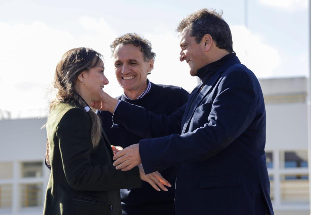 MalenaGalmarini's tweet photo. En estos casi cuatro años de gestión como presidenta de @AySA_Oficial, viví muchos días históricos y hoy es uno de ellos. Es un orgullo anunciar la puesta en marcha del proyecto del Tercer Módulo de la Planta Depuradora Norte, en @SanFerMunicipio, que recibe y trata los efluentes cloacales de Tigre, San Martín, Vicente López, San Fernando y San Isidro.
♻️Se incluirá la construcción de 1 módulo de cogeneración de energía que se alimentará del biogás que producirá el tratamiento de la planta. 
❤️La ampliación beneficiará a 300 mil vecinas y vecinos.
 💪Las obras generarán 1400 puestos de trabajo.

Trabajamos todos los días y noches para sostener y mejorar el servicio y para llegar a quienes aún no los tienen.
#LoBuenoDelAgua #CreoEnArgentina