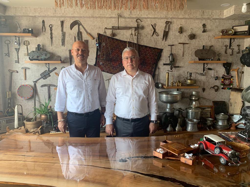 Göreve başladığı günden beri, etkin bir valilik profili çizen, Kıymetli Valimiz Dr. Yılmaz Şimşek bugün iş yerimizi ziyaret ederek, kendisiyle hasbıhal ettik.

Valimizin göstermiş olduğu sıcak ve samimi davranışlarından dolayı teşekkür ederim.