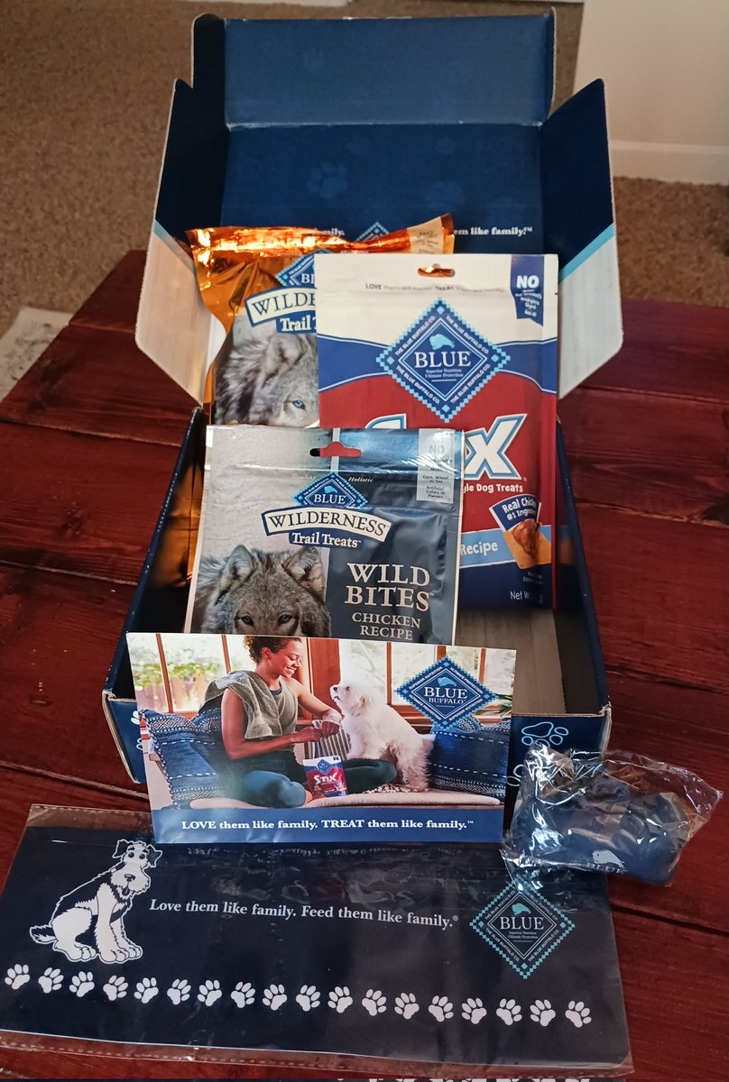 kimdm316's tweet image. Thank you @GratsyOfficial and @bluebuffalo for this amazing box of goodies! Very happy dogs here! #TreatWellWithBlue #BlueBuffaloWalmart #GratsyBox #Gratsy