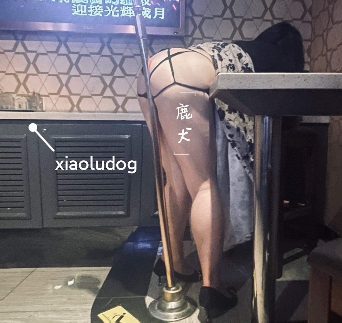 KTV的门为什么会有扇窗哇，下次约唱歌嘛 https://t.co/9g4MRjtdD7
