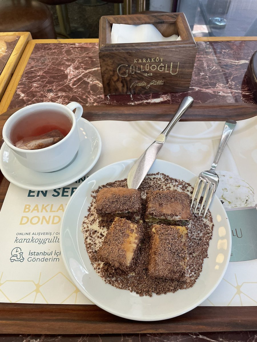 ChuyRod24146686's tweet image. Cazando el mejor Baklava probé el Baklava frío, que está sumergido en leche y con cacao enzima, no es por antojarlos, pero wooots. Acá escuchando las #PoderosoNews en el bazar egipcio en Estambul.  #TuPoderoso