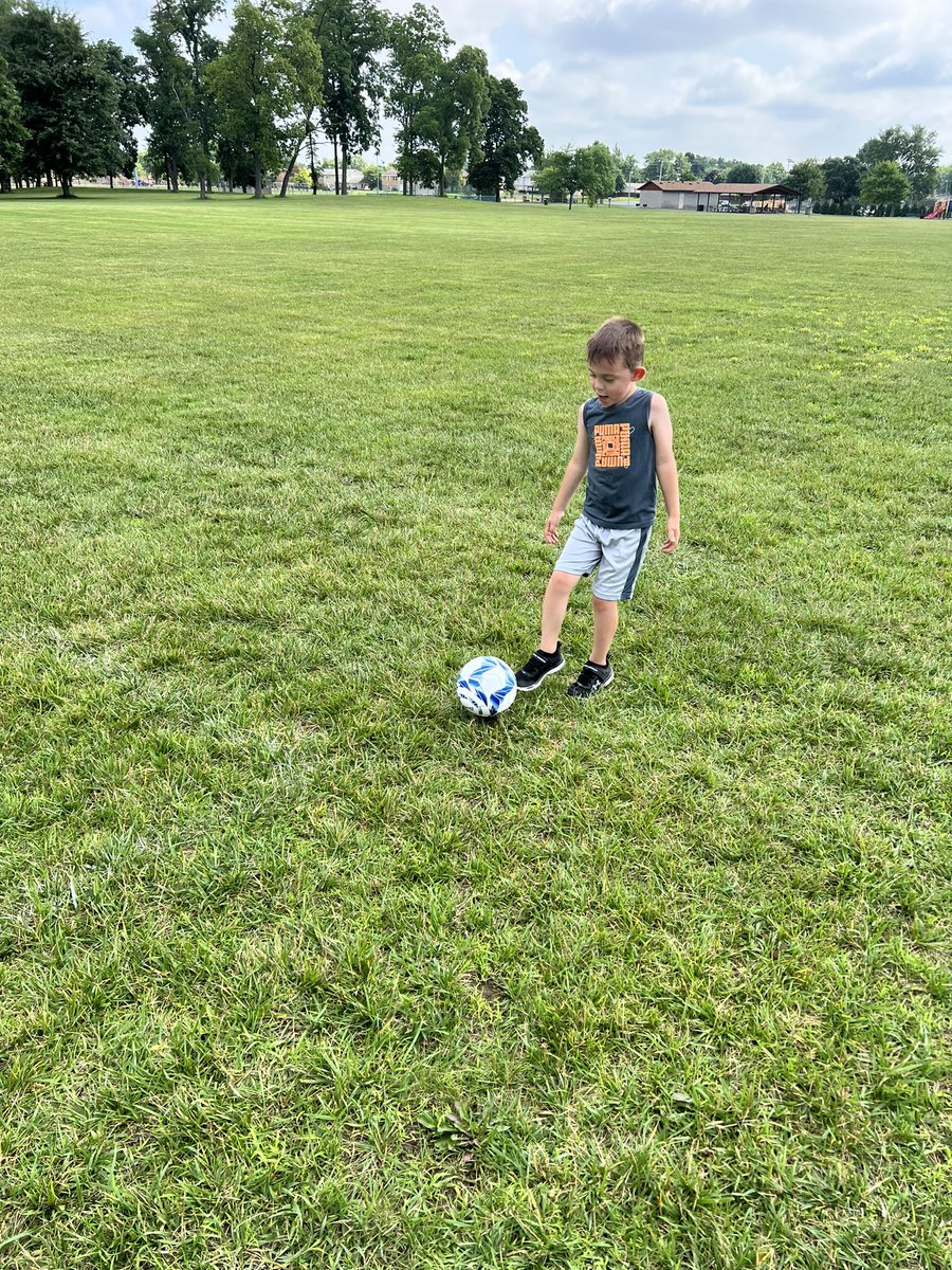 RcastleAT's tweet photo. Had a little impromptu soccer training this morning with Easton! S/O to @ZerkleSports for supplying this Baden โฝ๏ธ for the upcoming season! #BringonAugust https://t.co/rMhHJihLne