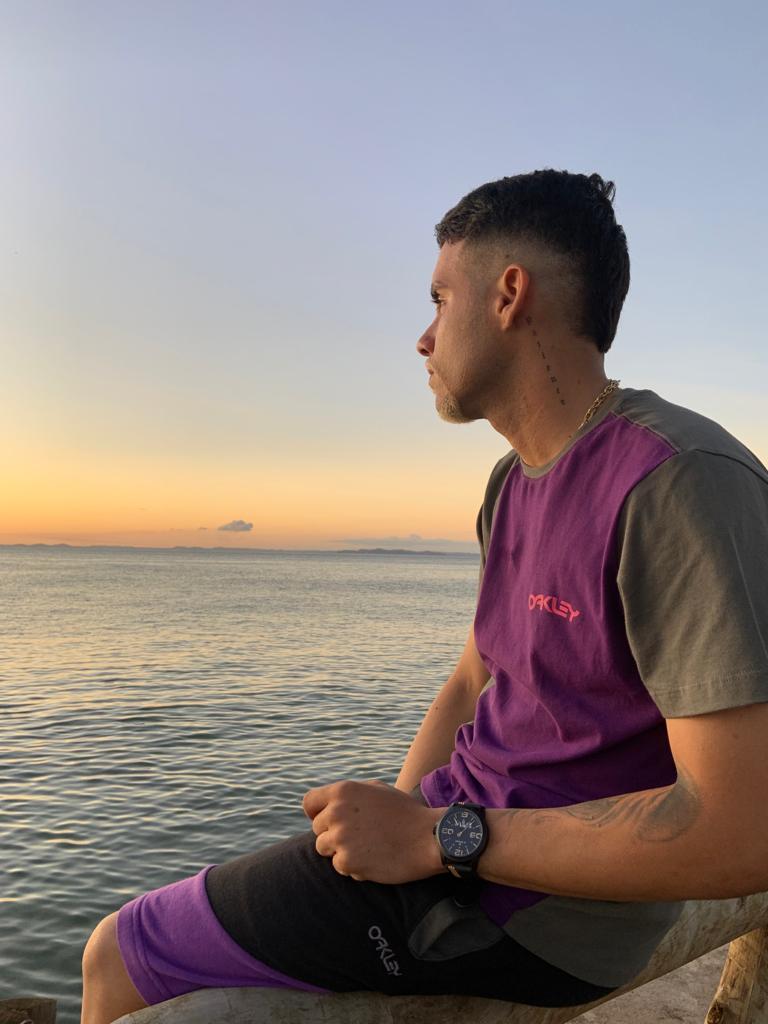 Vivendo longe de toda negatividade.