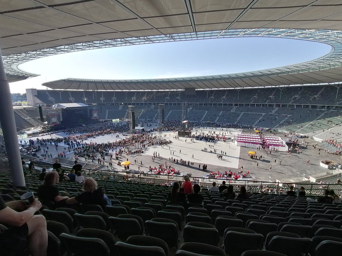 herz_ton's tweet photo. #DepecheMode #Berlin #Olympiastadion in ner guten Stunde gehts los, es füllt sich langsam. Sitzplätze für die Oldies, T-Shirts für die Bäuche. Sonne lacht, grau melierte Daves & Martins, Stimmung freundlich und wie immer sehr kommerziell. #everythingCountsInLargeAmounts https://t.co/Km1SoeGxNF