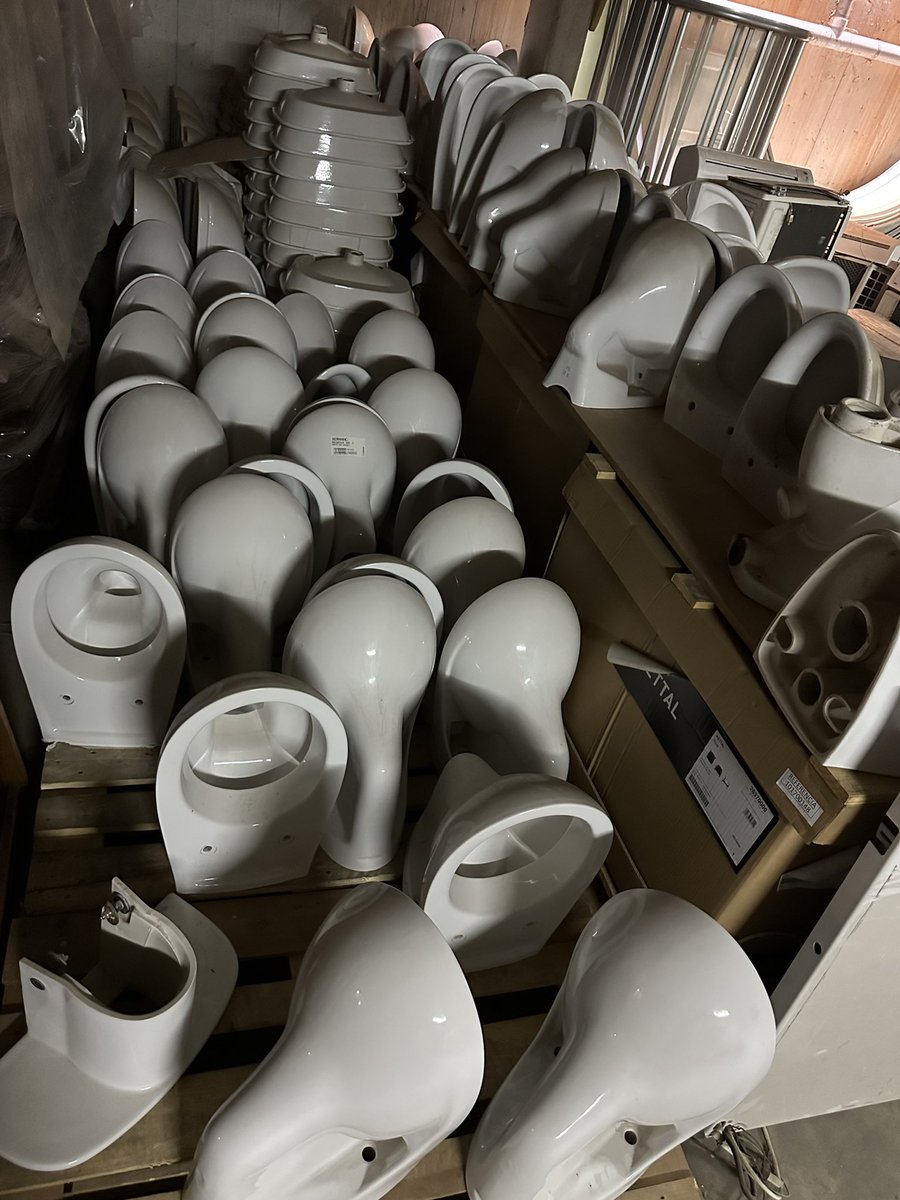 Έχουμε περίπου 10 τόνους παλιά πράγματα να χαρίσουμε: κρεβάτια, είδη υγιεινής, τζαμοπορτες ντους, λοιπά έπιπλα (τραπέζια, καρέκλες, κομοδίνα, κλπ) συν δεκάδες πόρτες, ντουλάπια, κ.α.  Όποιος θέλει, έρχεται με φορτηγό και φορτώνει. Παρακαλώ διαδώστε.