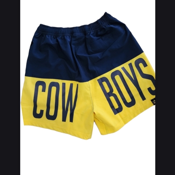 SuchGee's tweet photo. So good I had to share! Check out all the items I'm loving on @Poshmarkapp #poshmark #fashion #style #shopmycloset #boohoo #nrlsupporters #royalcomfort: https://t.co/pqKl7EUdWu https://t.co/UKRej8zjE3