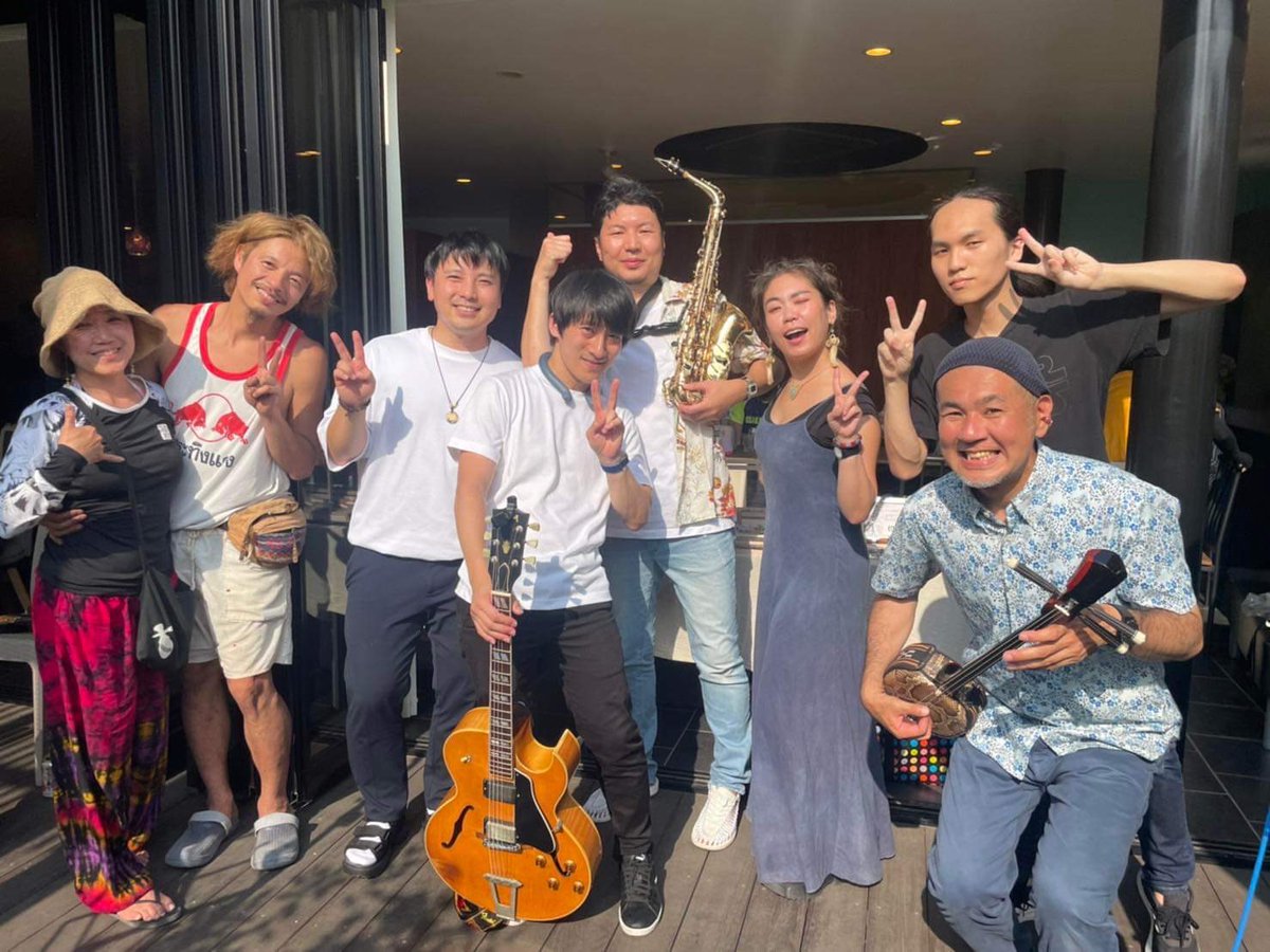 AMOMA_official's tweet photo. 明日はみなとみらいのMMテラスでストリートやってます！

11時より👍
写真は先々週ですが、汗だくでした。笑
明日も汗だくか…

#みなとみらいストリートミュージック
#みなとみらい https://t.co/q0H7Bj2PTQ