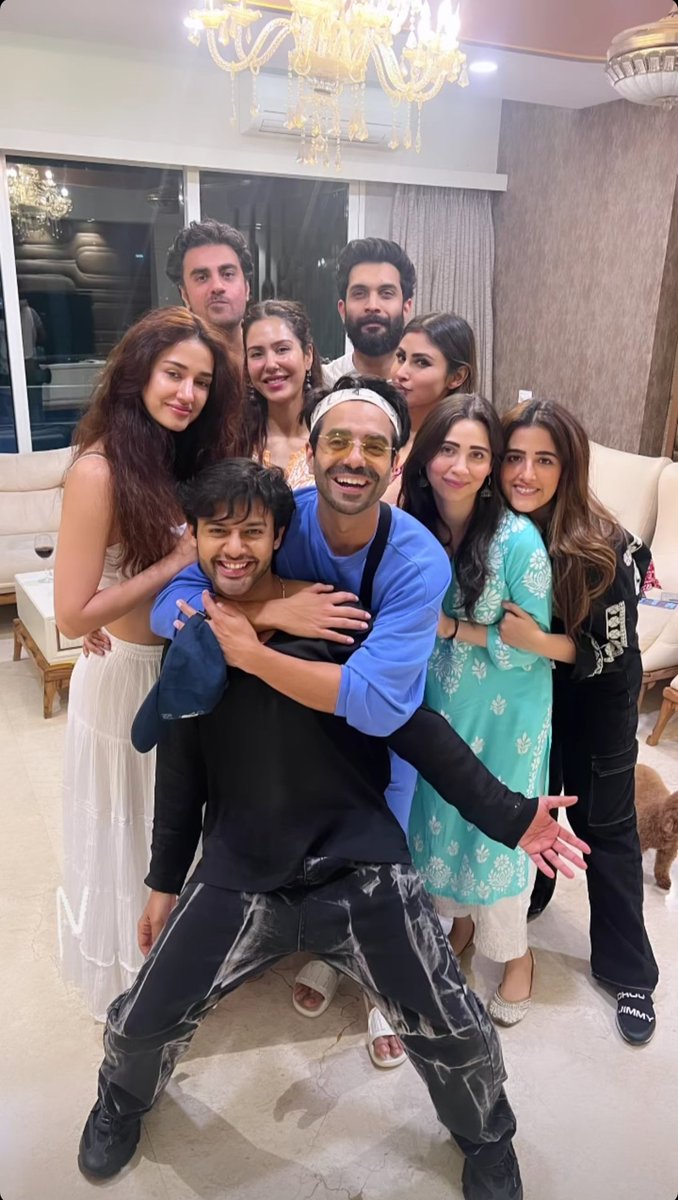 MovieTalkies's tweet image. The gang!! #dishapatani #StebinBen #nupursanon #aparshaktikhurrana #MouniRoy #SonamBajwa #SurajNambiar #MovieTalkies