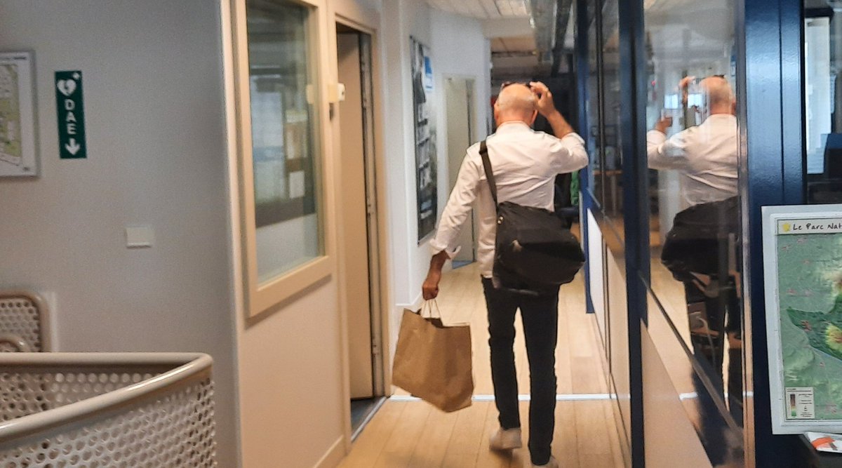 Il ne sera pas en retard pour l'apéro !
Daniel Morin quitte la rédaction de France Bleu Vaucluse. Salut chef !
#retraite