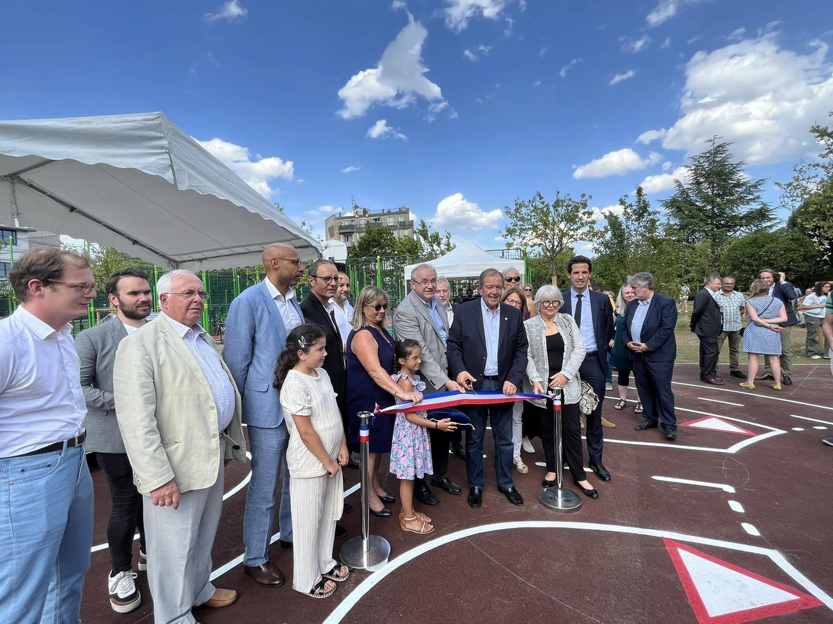 villederueil's tweet photo. #Inauguration aujourd’hui du nouveau plateau sportif et multi-activités Robespierre.
Comme s’y était engagée la municipalité, les jeunes Rueillois pourront ainsi profiter d’une toute nouvelle plateforme de #loisirs qui fait la part belle à l’activité sportive. https://t.co/M216qN00el