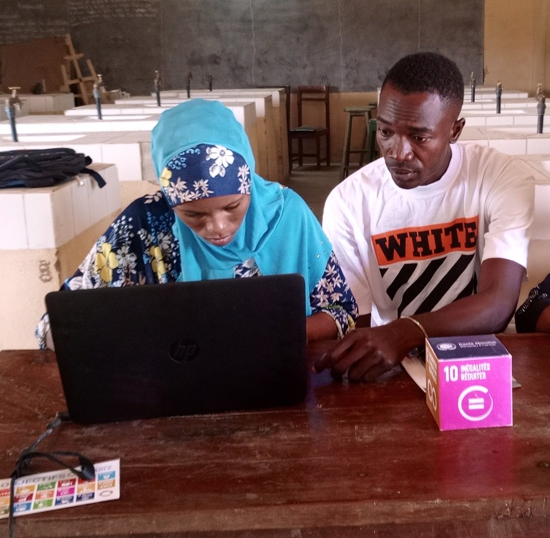 OloukoyiD's tweet photo. Renforcer la résilience des filles et garçons de Ségbana face au numérique, nous y travaillons depuis un moment. Merci à tous ceux qui croient en la force de la jeunesse.
@UNICEF_Benin 
@AFD_France 
@BatongaFdn 
@EpitechBenin 
@razak_oba https://t.co/K3QoQiVddD