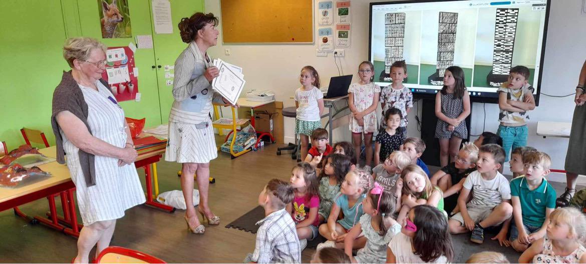 La présidente de l’Amopa, son  adjointe et le Maire de Dommary-Baroncourt sont venus à l’école féliciter les enfants de MS/GS pour leur participation au concours Art et Maths. Un grand bravo à eux pour leur investissement.
