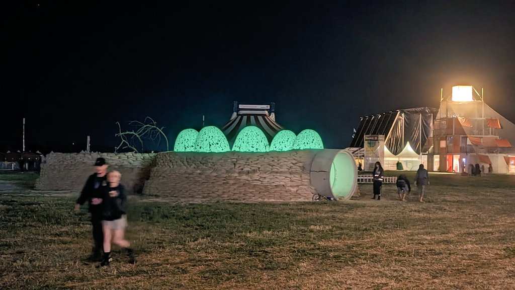nemocentric's tweet image. I've long dreamed of delivering a lecture—on mass extinction &amp;amp; eco crisis—in blazing sun, inside a massive reconstructed dinosaur nest, next to a 3D-printed velociraptor

Weirdly, this just came true at Pohoda Festival

Thanks András Cséfalvay for making the site-specific eggs 🦖