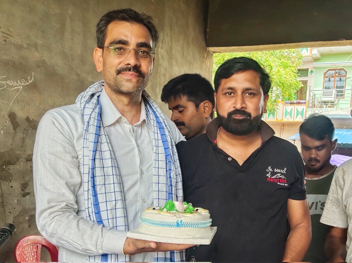 Vikastiwarijnp's tweet photo. ईश्वर नीरज भाई आपको प्रगति और सामर्थ्य दें…आप ऐसे ही चहकते और फुदकते हुए शतायु पार कर जाएं आपका यश द्विगुणित हो साथ ही आपका अहैतुक स्नेह हमें मिलता रहे । 

अवतरण दिवस की हार्दिक-हार्दिक शुभेच्छा युग-युग जिवो मेरे यार!
#happybirthday #NeerajPathak #Bagthari #Muftiganj #Jaunpur https://t.co/t7akaFsQSy