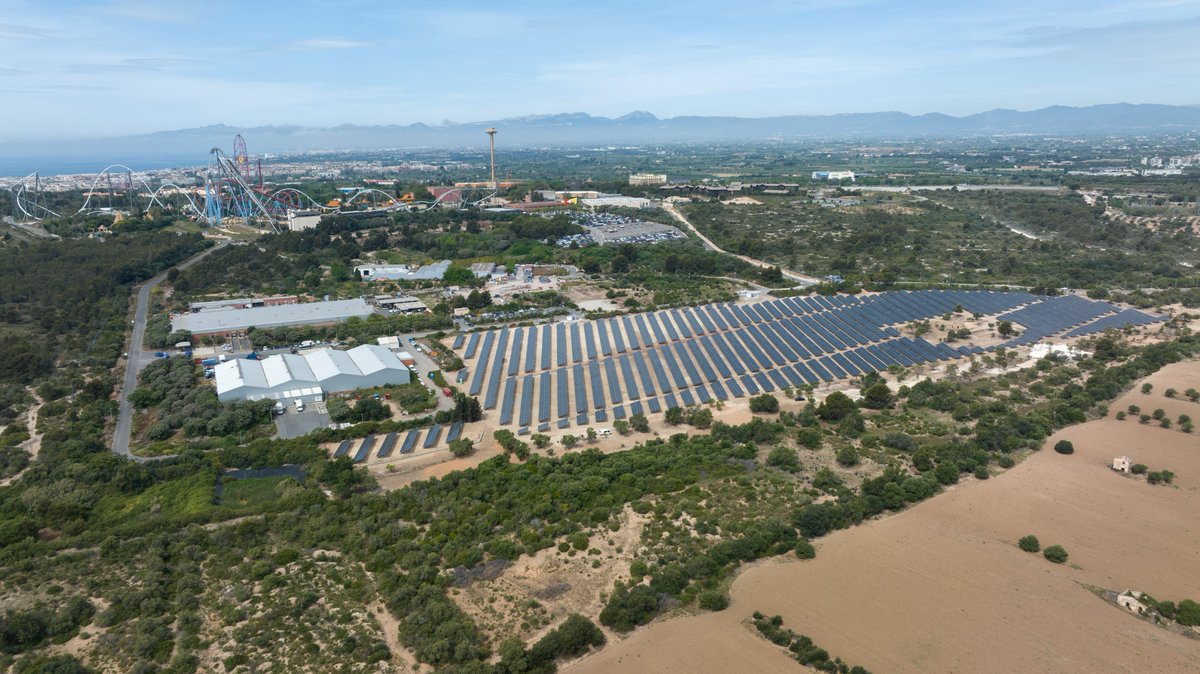 TotTurisme's tweet photo. ☀️ @Portaventura_ES inaugura PortAventura Solar, la mayor planta fotovoltaica en un resort vacacional en España.
👉 El proyecto contempla una segunda fase, ya en construcción, que incluirá la puesta en marcha de un espacio de educación ambiental y de divulgación científica. https://t.co/Si0kFyKAPl