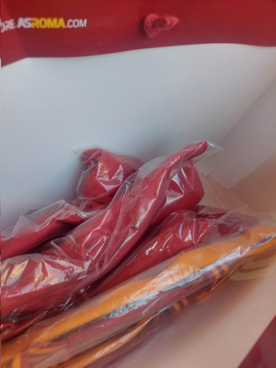 saravelas1's tweet photo. Fatto, pronti per il 20 agosto #dajeromadaje #adidas #ssroma #romastore @OfficialASRoma @adidasfootball https://t.co/vNNOlFjrsL