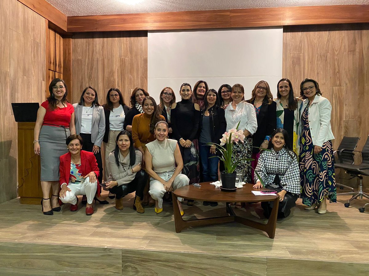 escuelagob_UHE's tweet photo. Que grato es compartir con tantas mujeres maravillosas, nuestro diplomado LIDERAZGO Y GERENCIA PÚBLICA PARA MUJERES #MLGP, nos ha permitido formar una gran red con la cual generaremos proyectos que aporten al crecimiento de la sociedad🇪🇨…
#SéProtagonistaDelCambio
#MLGP https://t.co/E6qrViA69U