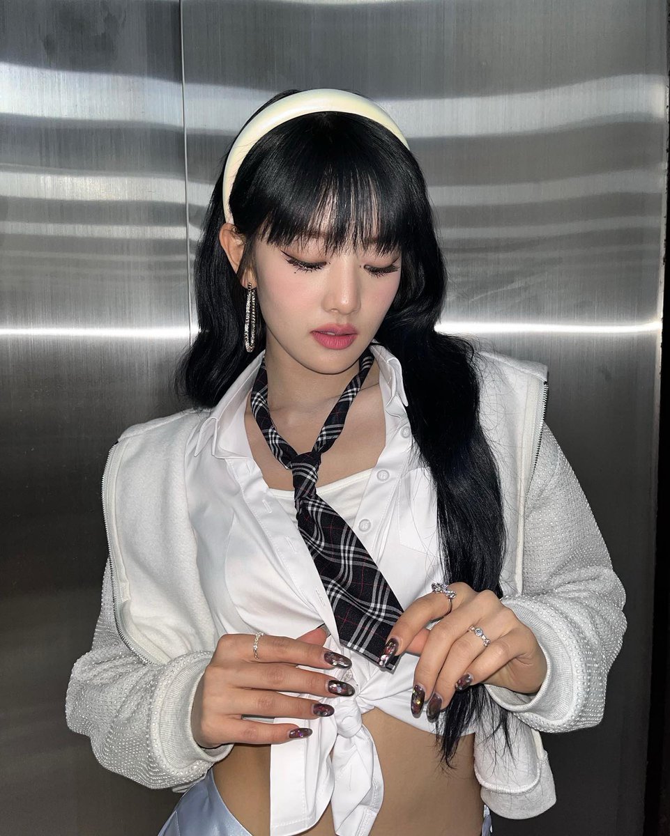 Minniwe's tweet photo. Effortlessly captivating hearts, she's the epitome of everyone's girl crush. With an impeccable sense of chic style, she sets the trends in high school, becoming the timeless embodiment of teenage nostalgia. 🦋📖 https://t.co/jpim3IeFEj