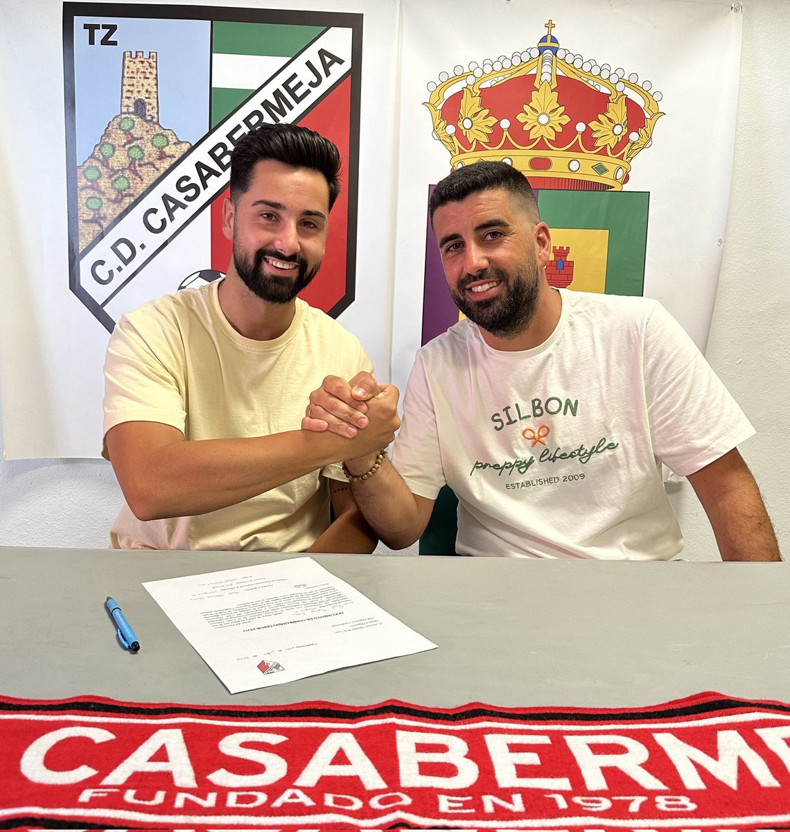 CDCasabermeja's tweet photo. 📣📣 RENOVACIONES ||

¡Sus manos firmaron el milagro de la salvación en la 21/22! Y la temporada pasada regresó por Navidad para dar muchas actuaciones de éxito. 

¡RAÚL seguirá echando el cerrojo para el Casa!

Seguridad y solvencia bajo palos. ¡Un currante del arco!
#VamosCasa https://t.co/R7xgQHWoqT