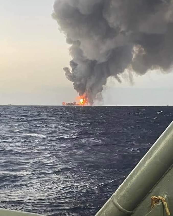AndreyDLaMancha's tweet photo. 🔴Impresionante el incendio de la Plataforma Nohoch-Alfa en Cantarell‼️

Sucedió alrededor de las 5 de la mañana, hay personas lesionadas, los trabajadores ya fueron evacuados, hay tres personas desaparecidas. 

#ExplosionPemex https://t.co/iwHKffvRkg