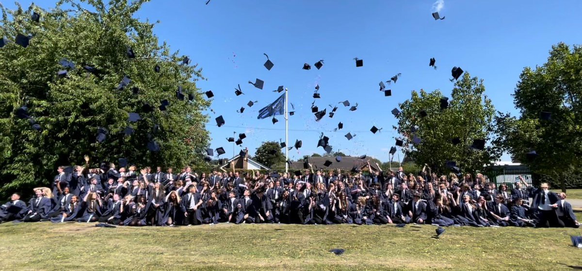 PATCarletonHigh's tweet photo. Congratulations to our Year 9 for graduating KS3! A huge thank you to our parents/carers that supported their children. Thank you to our special guest @YvetteCooperMP for a fantastic speech and presenting students with their certificates. #aspirations #TeamCarleton https://t.co/g7TAkliKBT