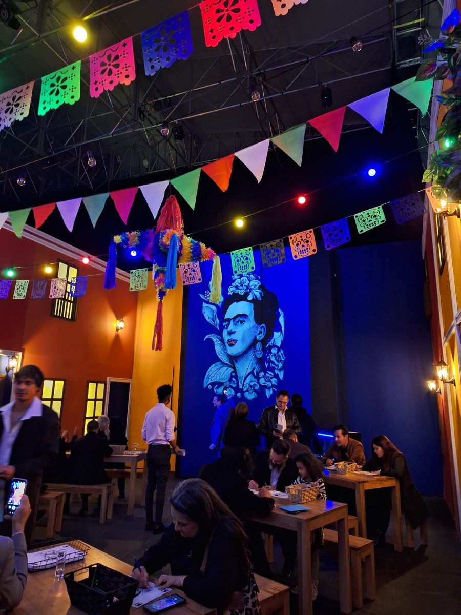EmbaMexCol's tweet photo. ¡Así se vivió la inauguración de la exposición 'Frida Kahlo. La biografía Inmersiva' en @UnicentroBogota!

Visítala y descubre la magia de esta icónica artista🇲🇽 a través de 7 espacios interactivos que te sumergen en su mundo mediante colores y sonidos.

🎟️https://t.co/25zBE8XIsA https://t.co/mLGySXcZ4L