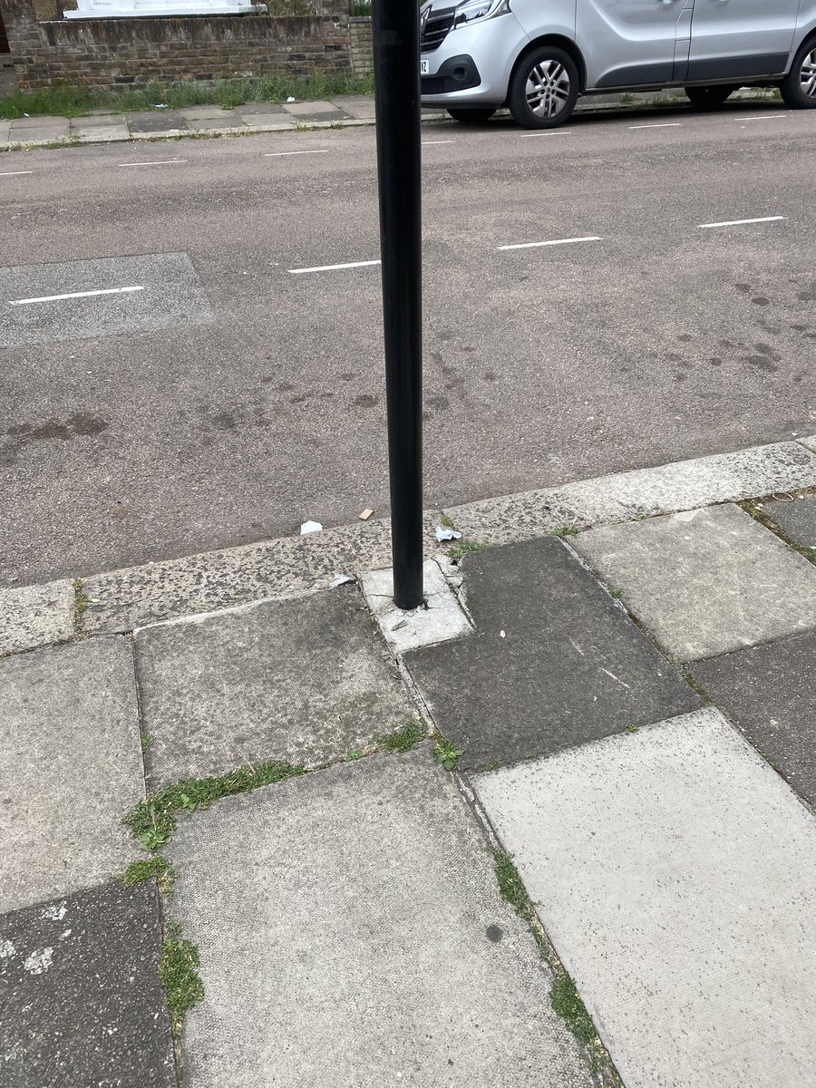 nickyt1967's tweet photo. @haringeycouncil Pole has been hit, is dangerous and wobbly, N22 8LR https://t.co/5qOPZ6mlDa