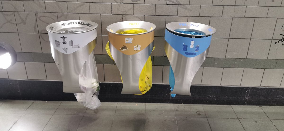 En 2016, on a retiré les poubelles de tri sélectifs à cause des attentats dans les stations de la #stib... On dirait que c'est du passé. Et c'est une bonne chose.