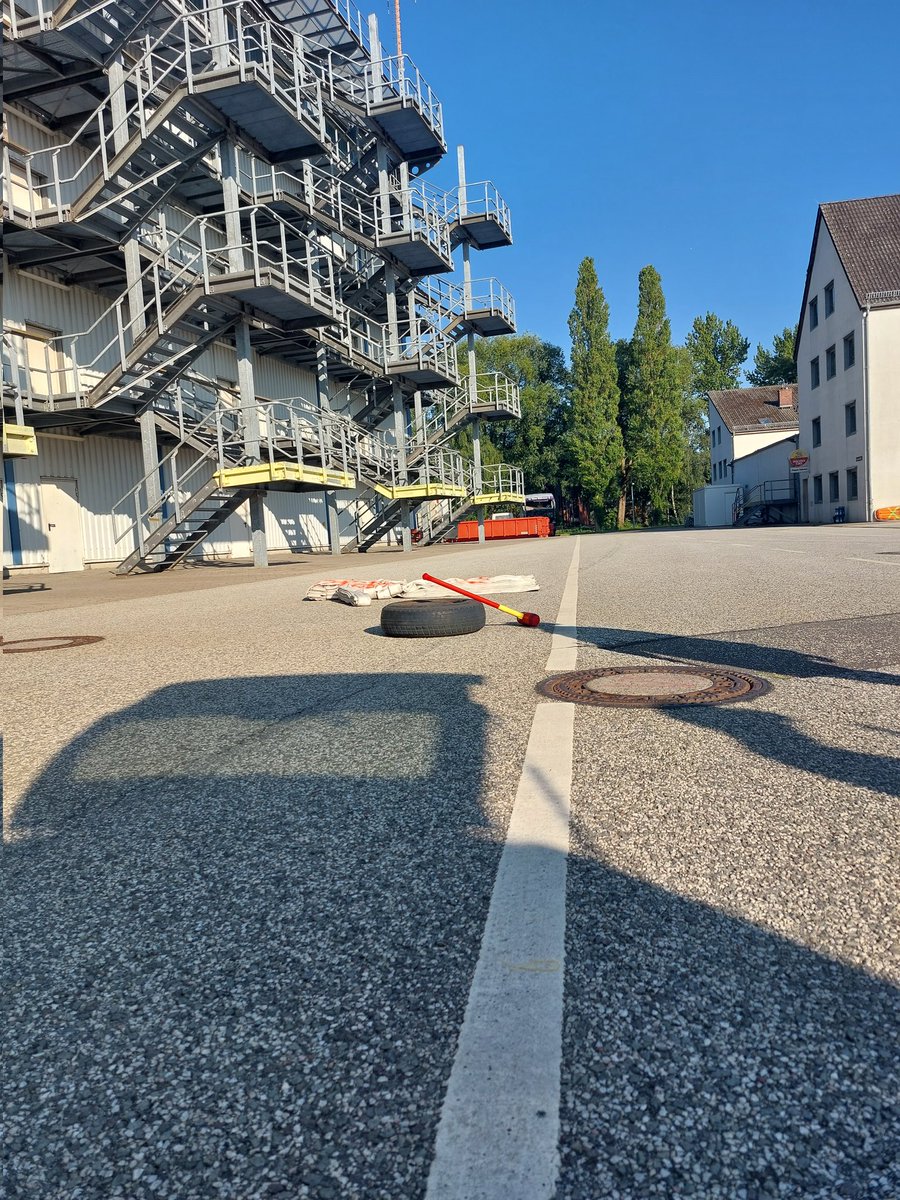 BgGerken's tweet photo. 2 Runden hab ich gemacht. Schlauchpaket rauf, dann den Rollschlauch hoch ziehen. Treppe wieder runter, mit dem Hammer den Reifen verhauen. Dann im Slalom zum Rollschlauch und den zurรผck ziehen. Zum Schluss den Dummie ziehen. Meine Arme sind Pudding, ich muss mehr tun ๐
#teamTFA https://t.co/V7Qw6Klg8t